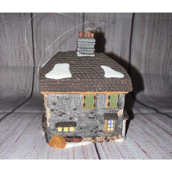 Dept 56 - 1995 Xmas Ornament - Dickens - Sir John Falstaff Inn - Picture 3 of 14